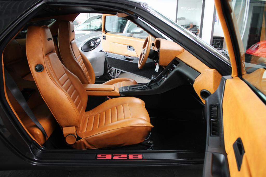 Porsche 928