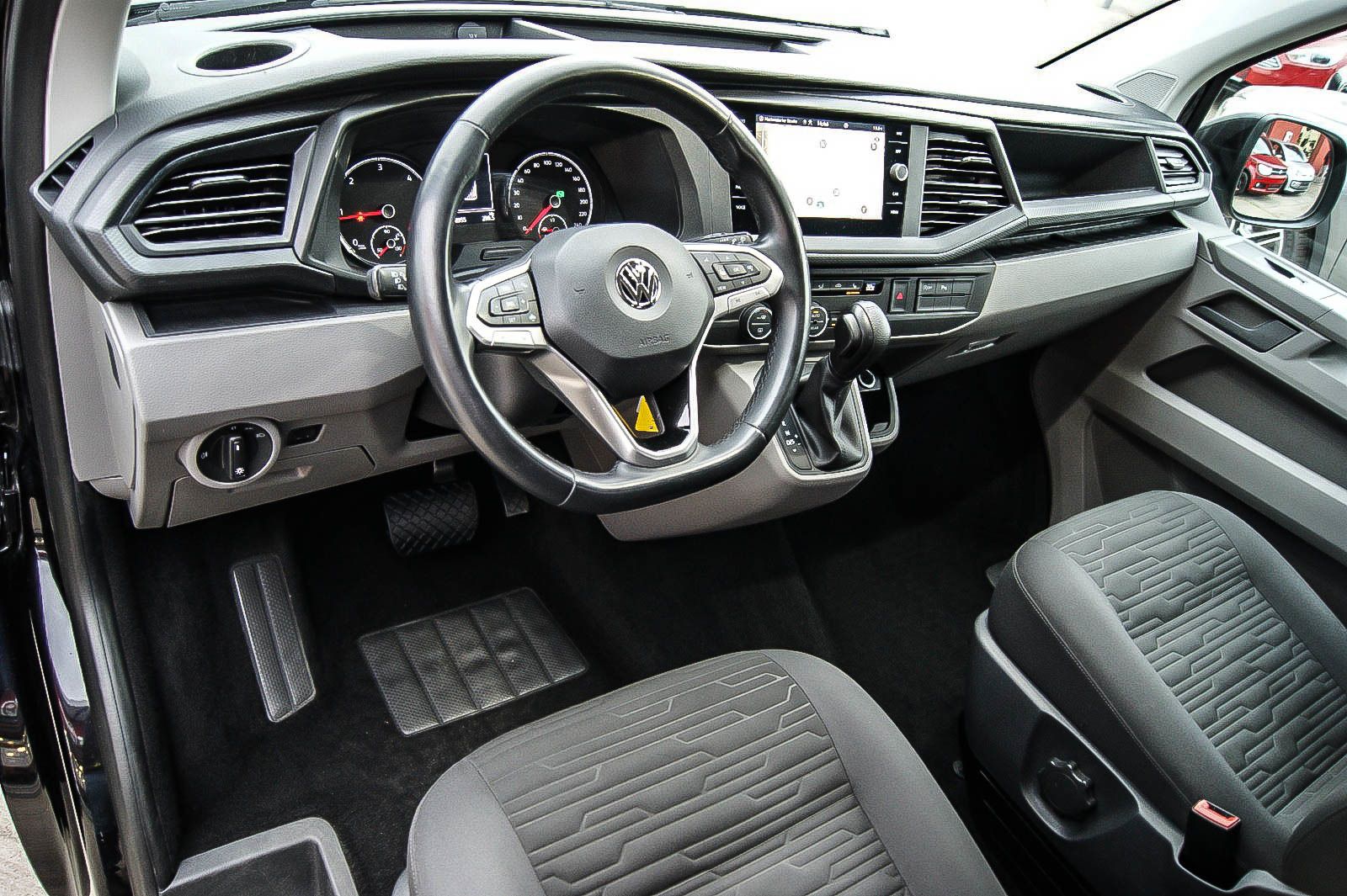 Fahrzeugabbildung Volkswagen T6.1 Caravelle lang 20TDI DSG 8-Sitze NAVI SIHZG