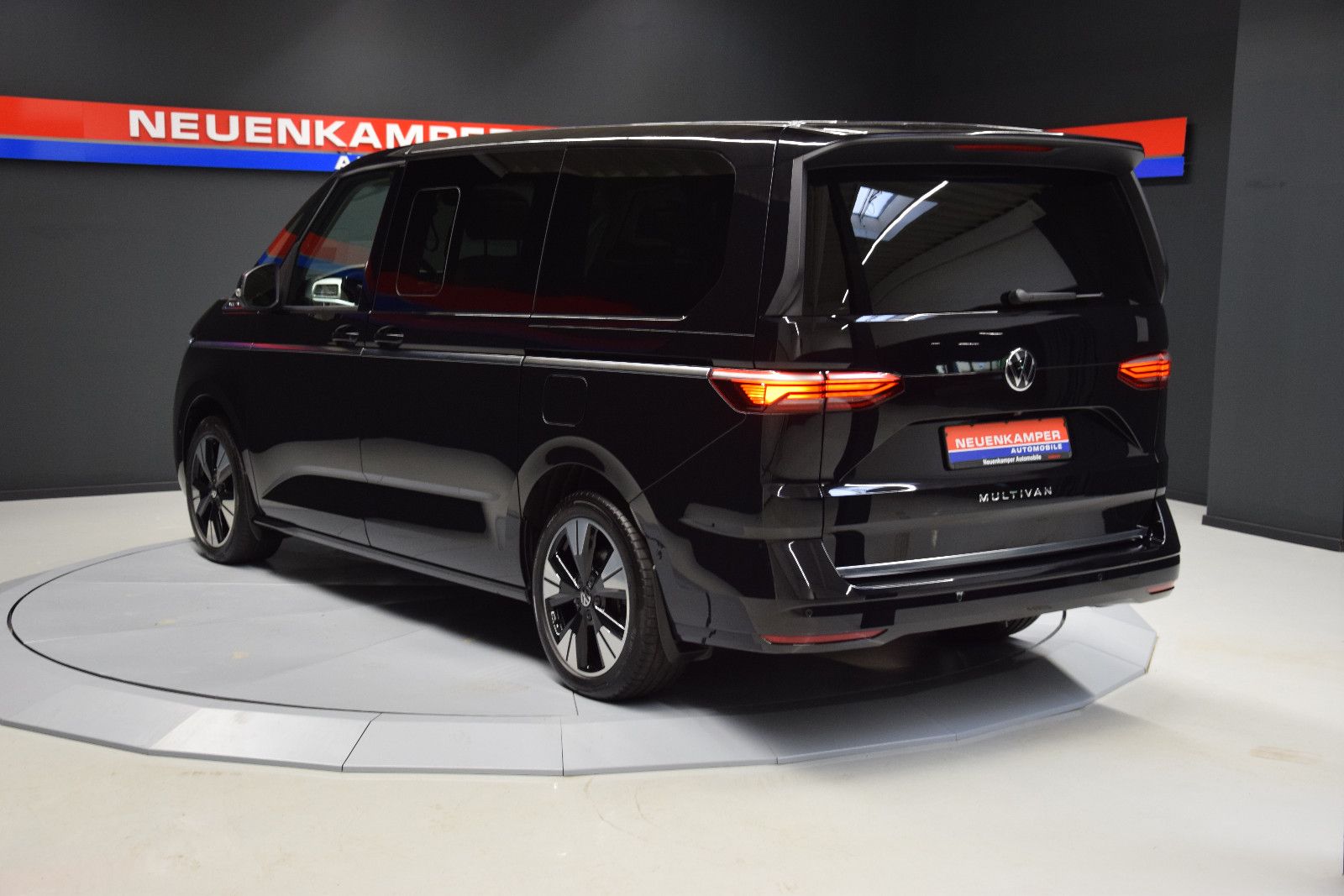 Fahrzeugabbildung Volkswagen T7 Multivan Pano ACC AHK DCC HK HuD 3-Zonen