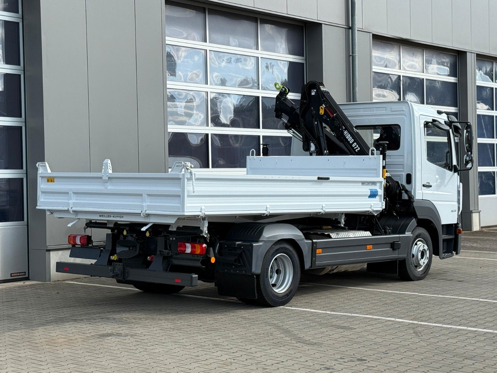 Fahrzeugabbildung Mercedes-Benz 923 Atego Dreiseitenkipper MEILLER HIAB 072 DS2