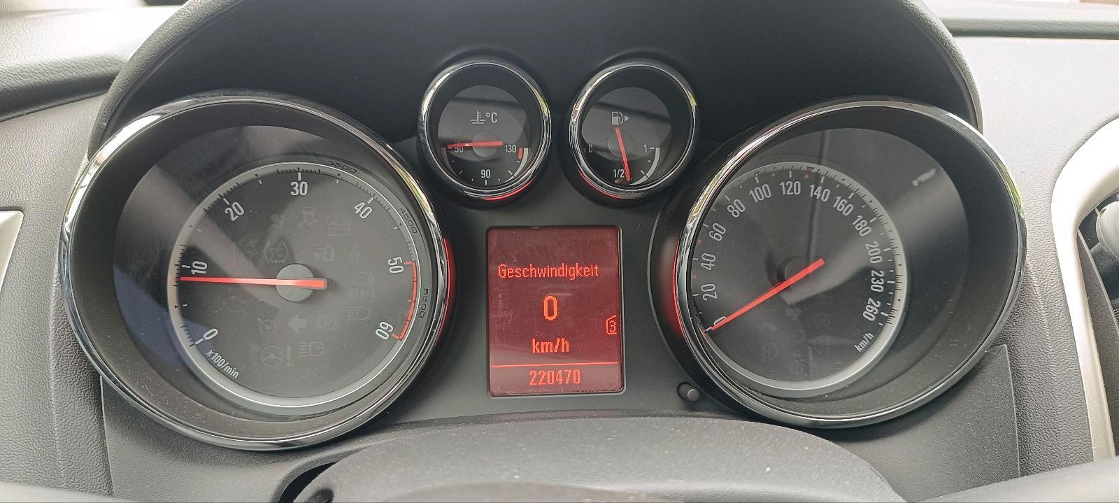 Opel Astra 2011 — photo 7