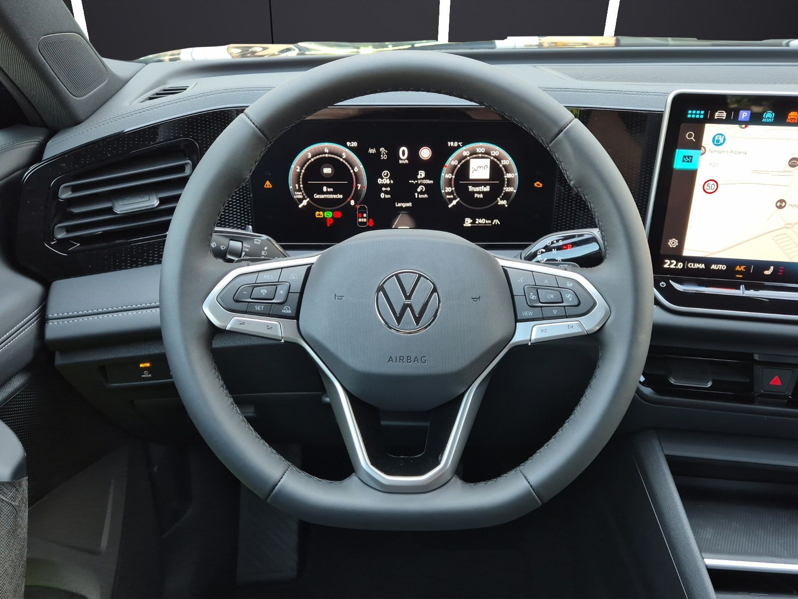 Fahrzeugabbildung Volkswagen Tiguan eTSI Life DSG LED AHK Navi AID ACC RFK SH
