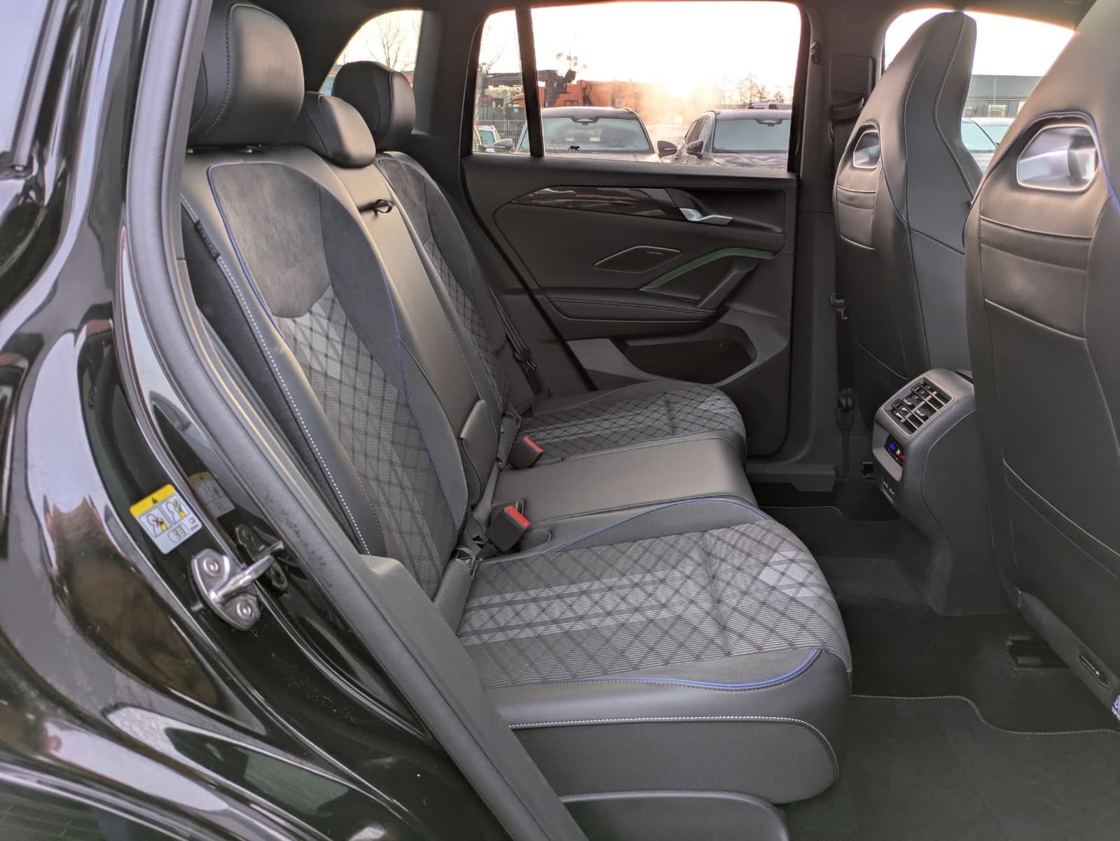 Fahrzeugabbildung Volkswagen Tiguan 2.0 TDI 4M R-Line PANO*H&K*AHK*MATRIX*20"