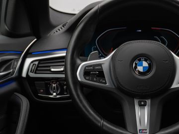 Fahrzeugabbildung BMW 520d M Sport  Kamera HUD DAB HiFi AHK DisplayKey