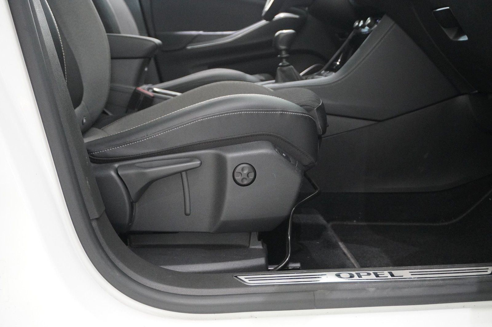 Fahrzeugabbildung Opel Grandland (X) 1.2T INNOV. NAVI/LED/KAMERA/PANO.