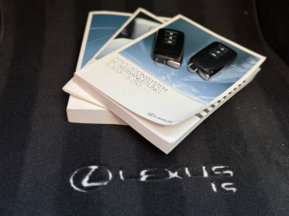 Fahrzeugabbildung Lexus IS 300h Vollhybrid Leder Kamera Winterreifen