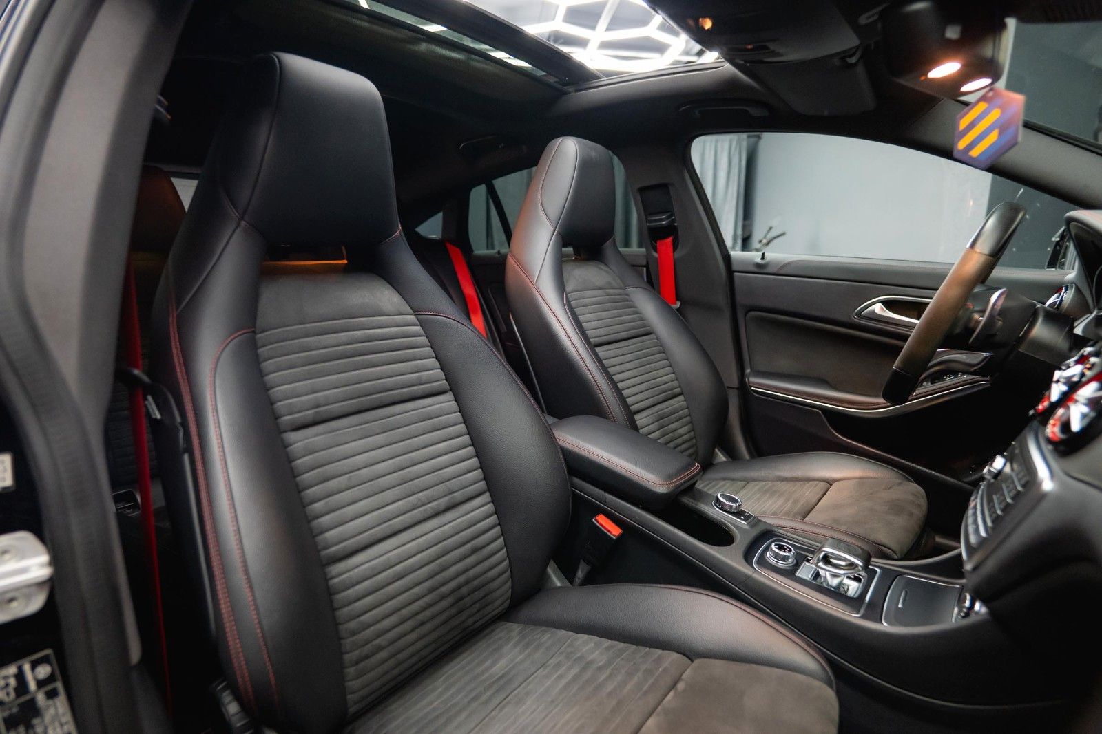 Fahrzeugabbildung Mercedes-Benz CLA 45 AMG 4Matic Performance Night *Pano*LED*