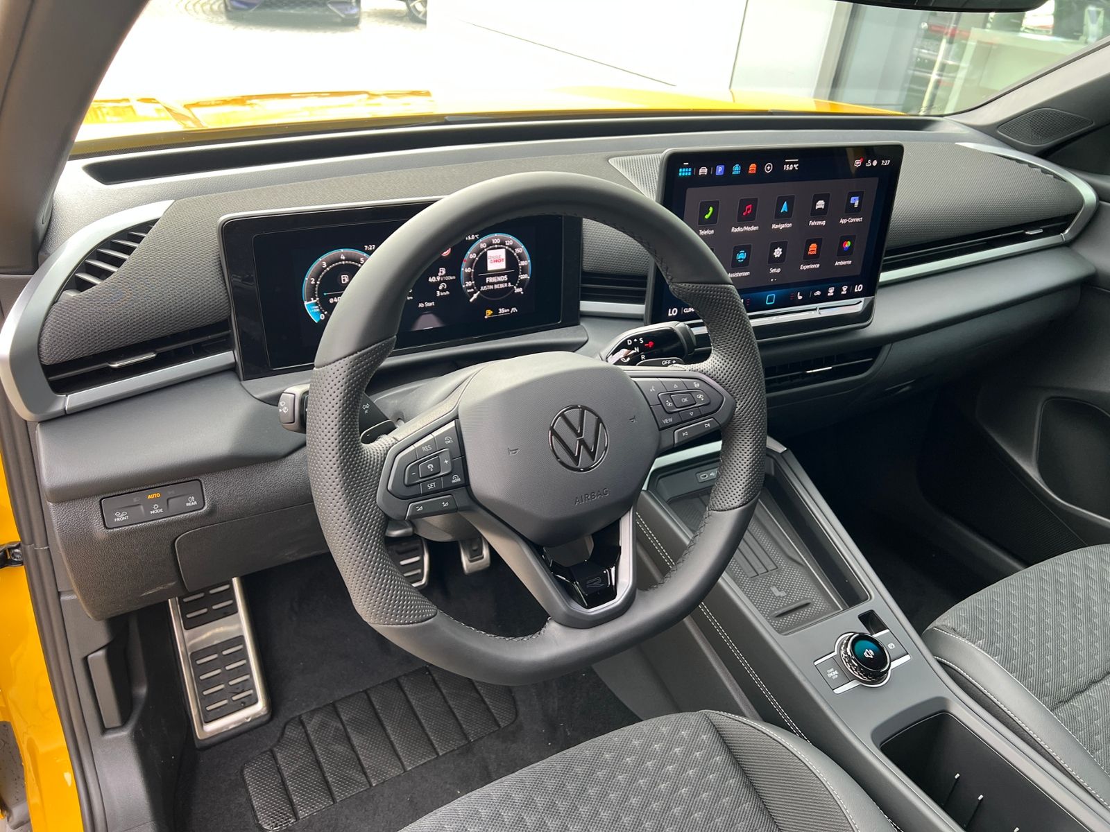 Fahrzeugabbildung Volkswagen T-Roc R-Line 1.5 eTSI DSG *BlackStyle, AHK, 20"-