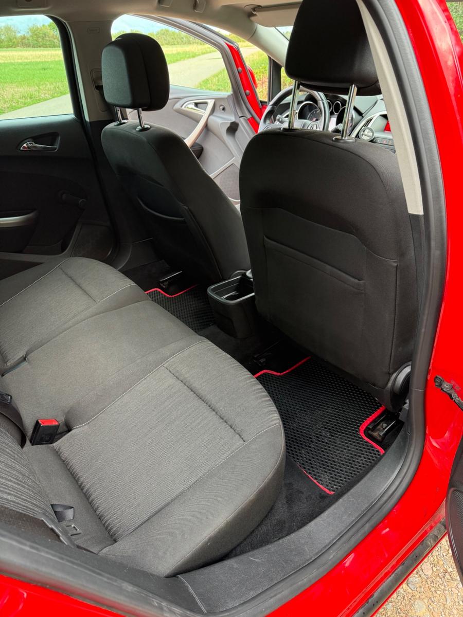 Opel Astra 2011 — photo 15