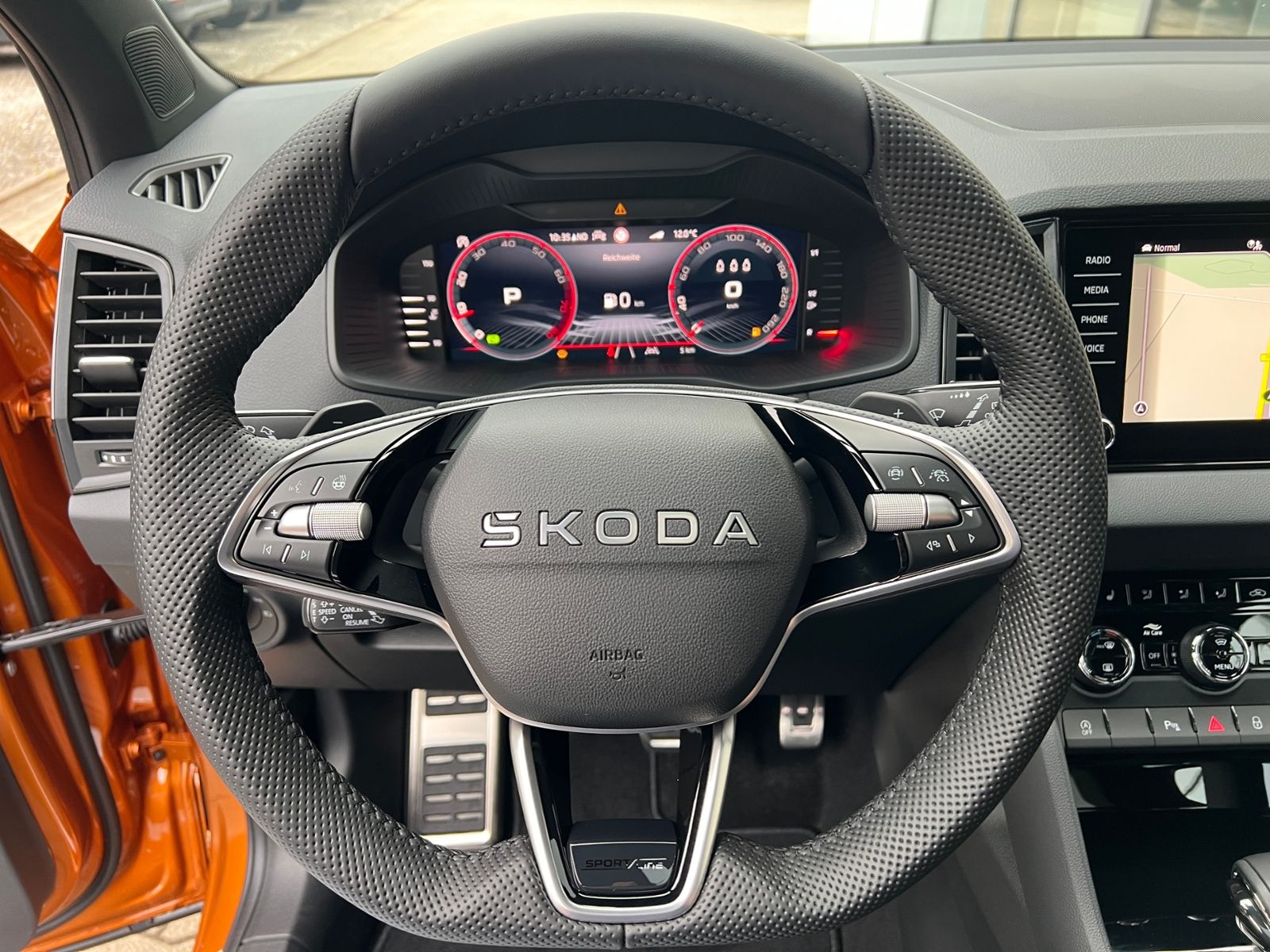 Fahrzeugabbildung SKODA Karoq Sportline 2.0 TSI 4x4 DSG *Panorama, AHK,