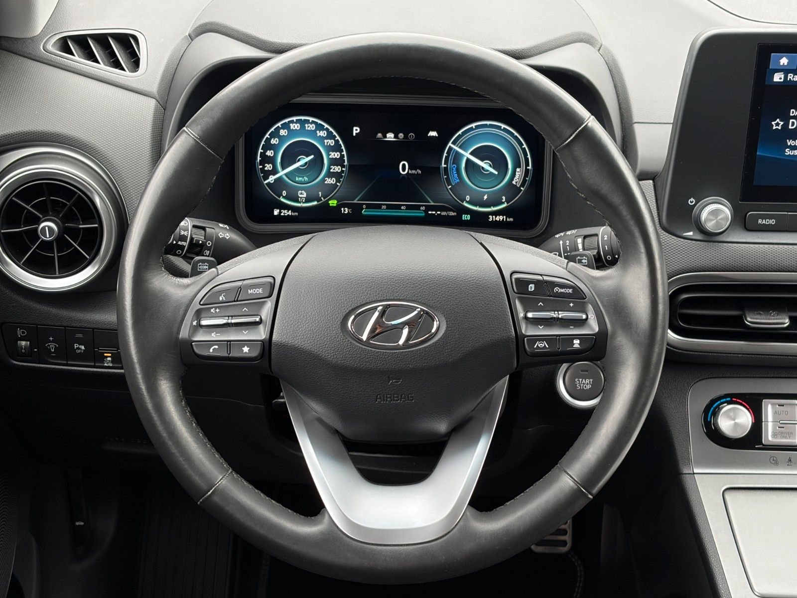 Fahrzeugabbildung Hyundai KONA E Select SHZ LHZ ACC PDC LFA LKA CAM CarPl.