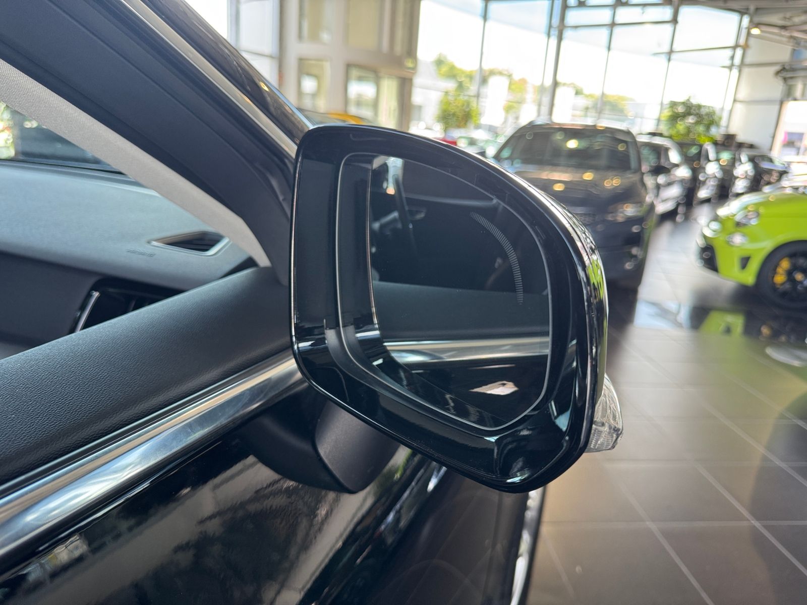 Fahrzeugabbildung Volvo XC60 Momentum Pro 2WD LED NAV DAB RFK SHZ ALU