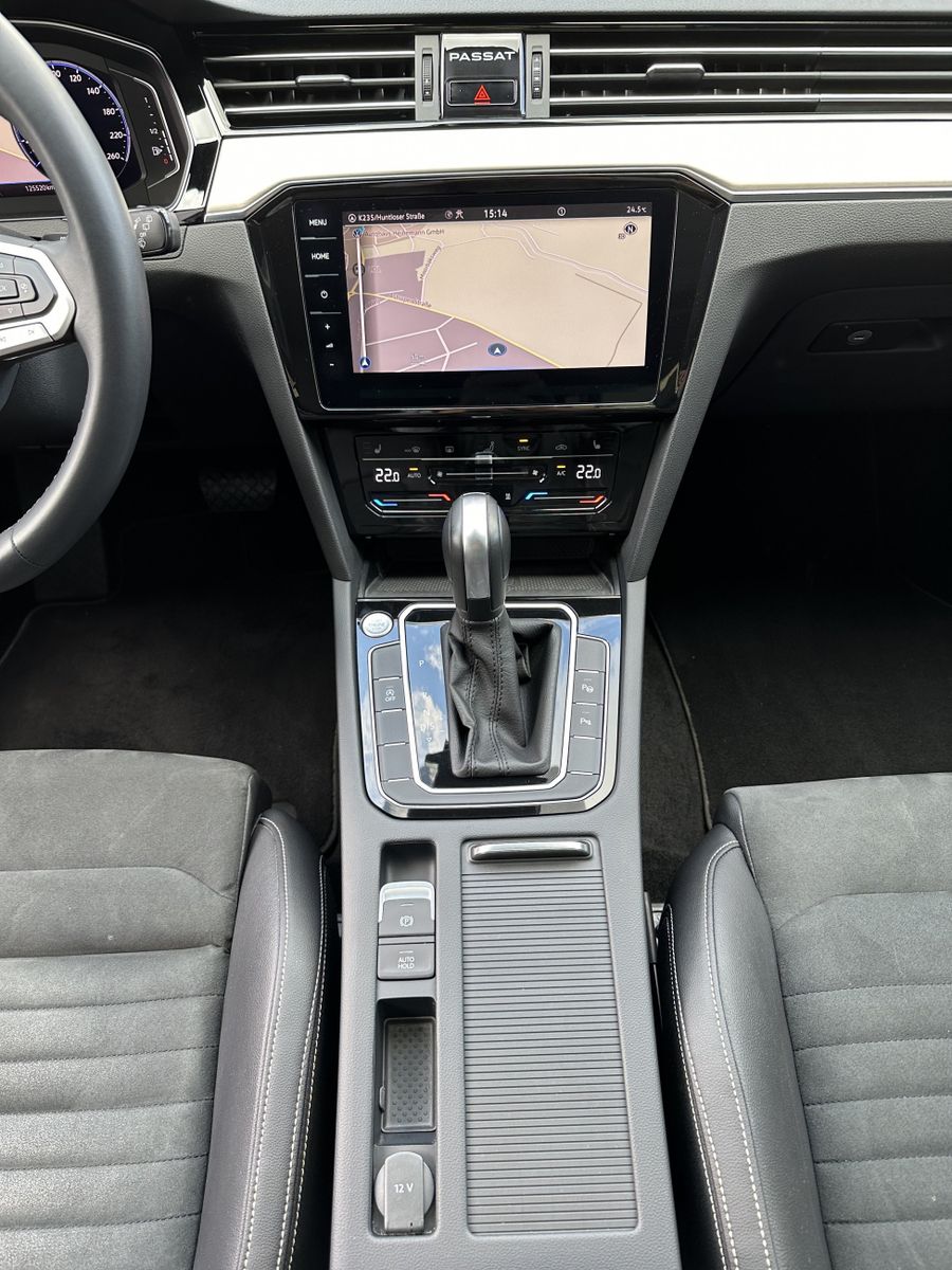 Fahrzeugabbildung Volkswagen Passat Variant 2.0 TDI 4M R-Line NAV+MED+PANO+PP