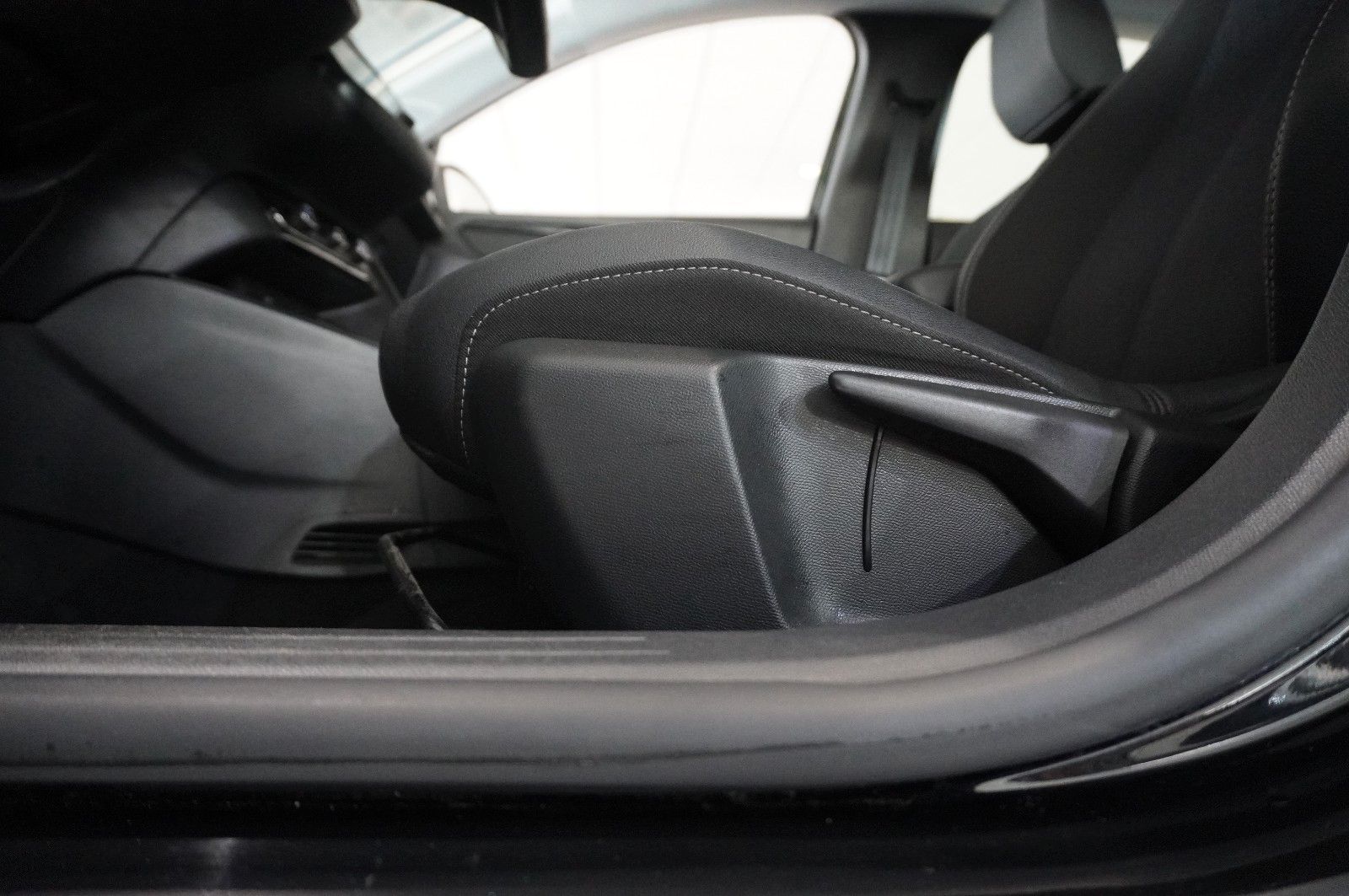 Fahrzeugabbildung Opel Corsa-e  ELEGANCE SHZ|16"ALU|PDC|SHZ|KAMERA