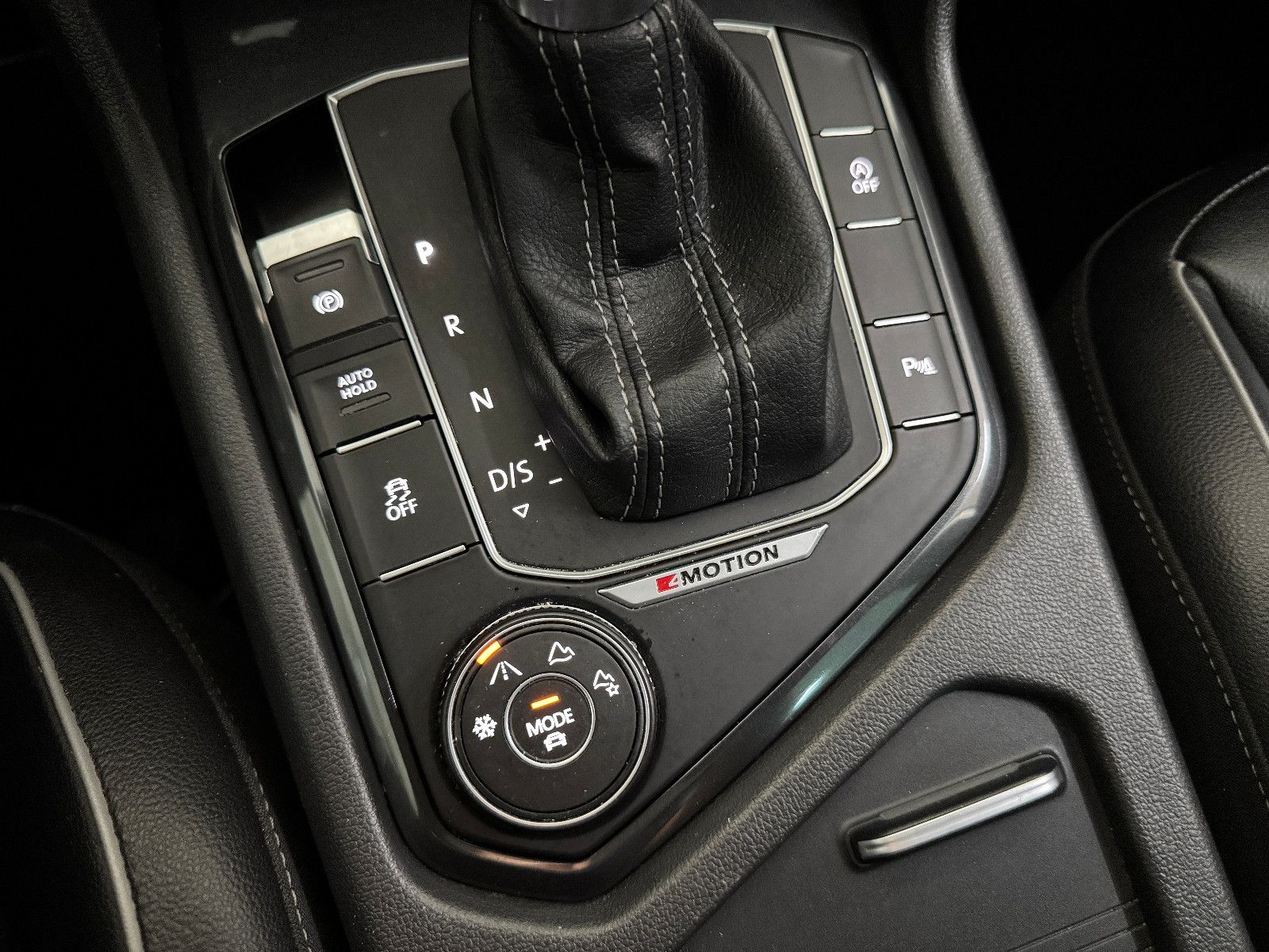 Fahrzeugabbildung Volkswagen Tiguan DSG 4MO 3X R-LINE PANO MEMORY BLACK STYLE