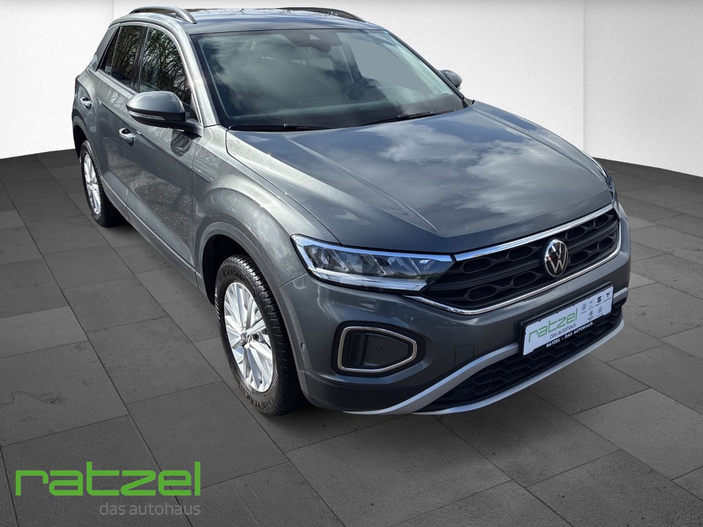 Fahrzeugabbildung Volkswagen T-Roc 1.5 Life Digitales Cockpit LED DAB SHZ Par