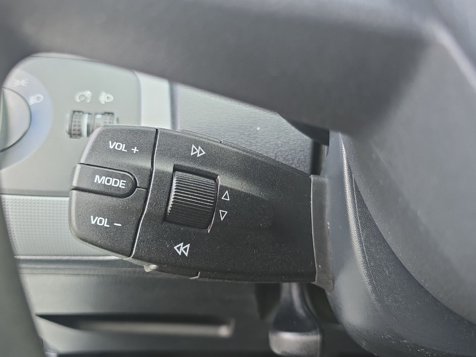 Fahrzeugabbildung SEAT Ibiza Lim. Reference Salsa Klima Sitzeheizung