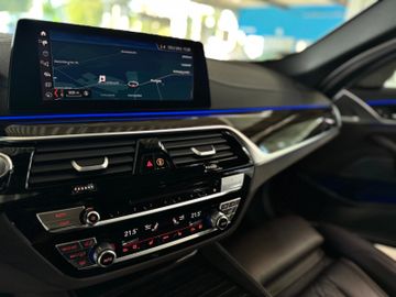 Fahrzeugabbildung BMW M550d xDr Pano HUD ACC DAB H/K Apple Carplay