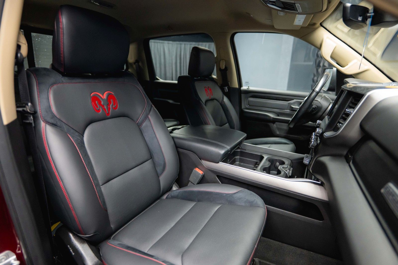 Fahrzeugabbildung Dodge RAM 5.7 V8 4x4 + DECAMP BACKPACK Camper Autark