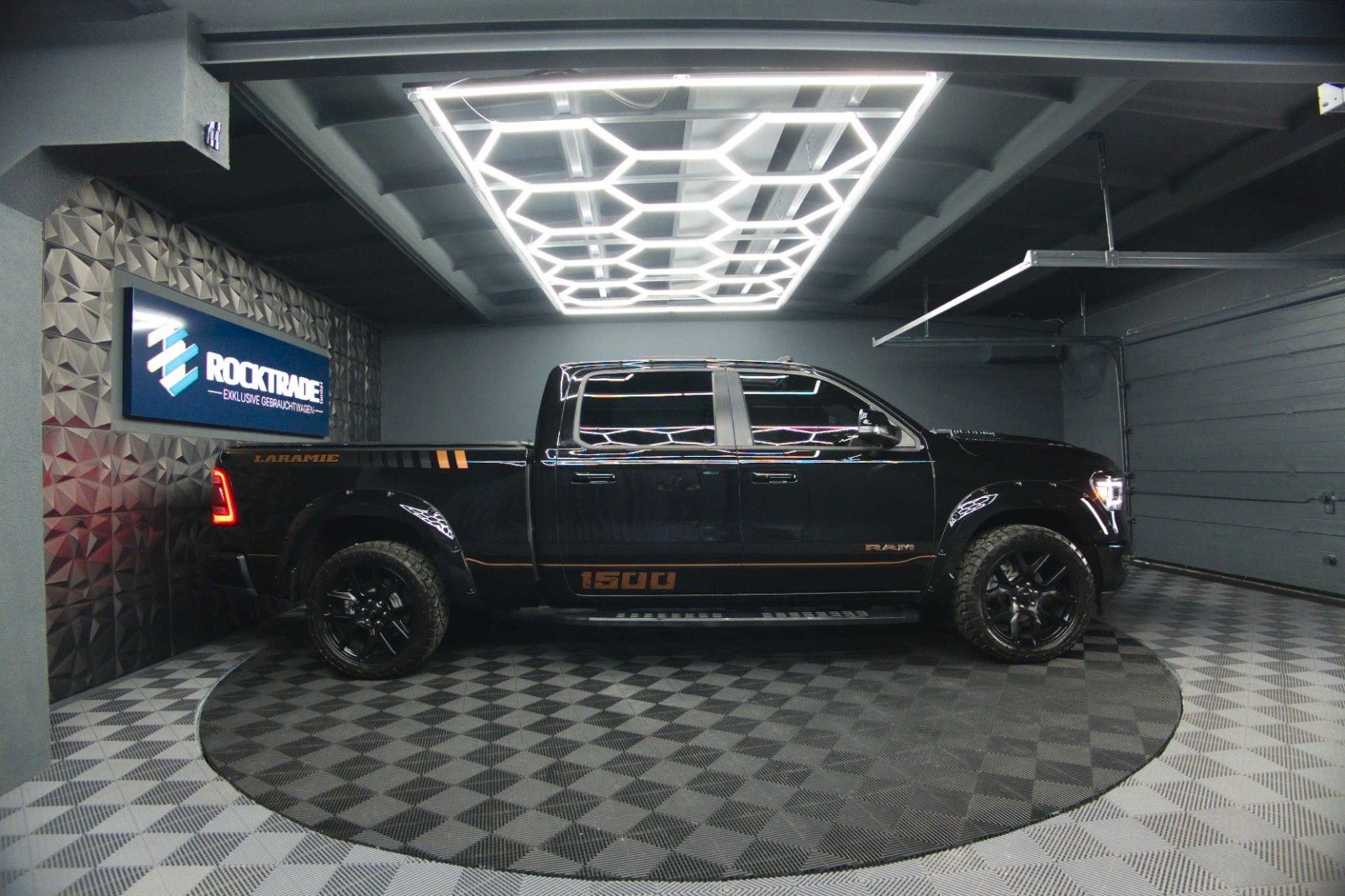 Fahrzeugabbildung Dodge RAM 5.7 V8 HEMI 4x4 Night LARAMIE LONGBED 19%