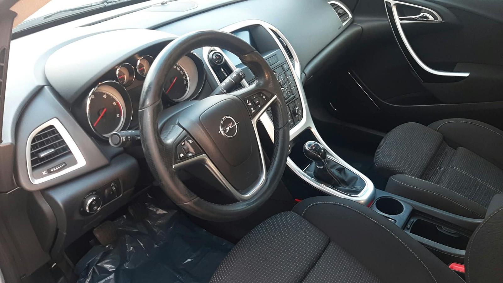 Opel Astra 2011 — photo 6