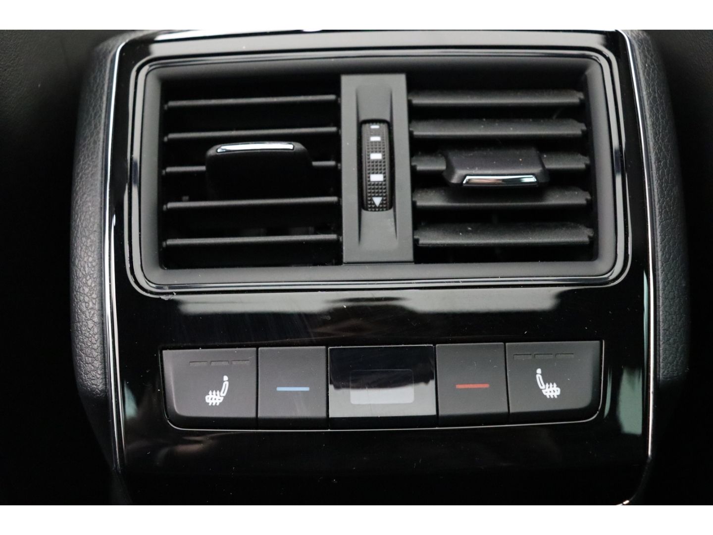 Fahrzeugabbildung SKODA Superb Combi SportLine 4x4 Digi Cockpit 360 Kame