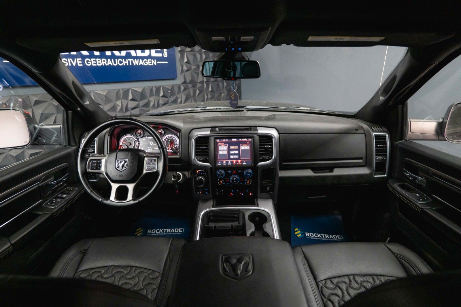 Fahrzeugabbildung Dodge RAM 5.7 V8 HEMI 4x4 Sport OFFROAD Night WARLOCK