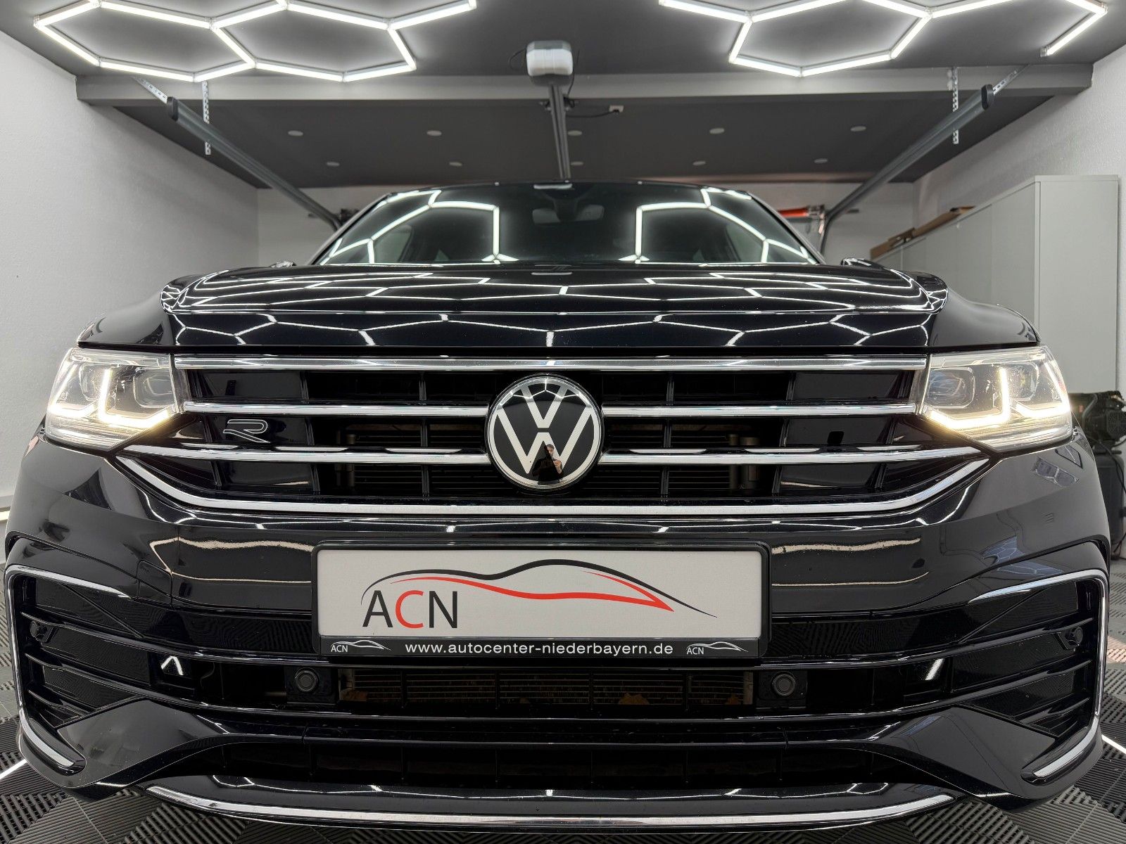 Fahrzeugabbildung Volkswagen Tiguan 2.0 TDI R-LINE/IQ-LED/KAMERA/ACC/AMBI+