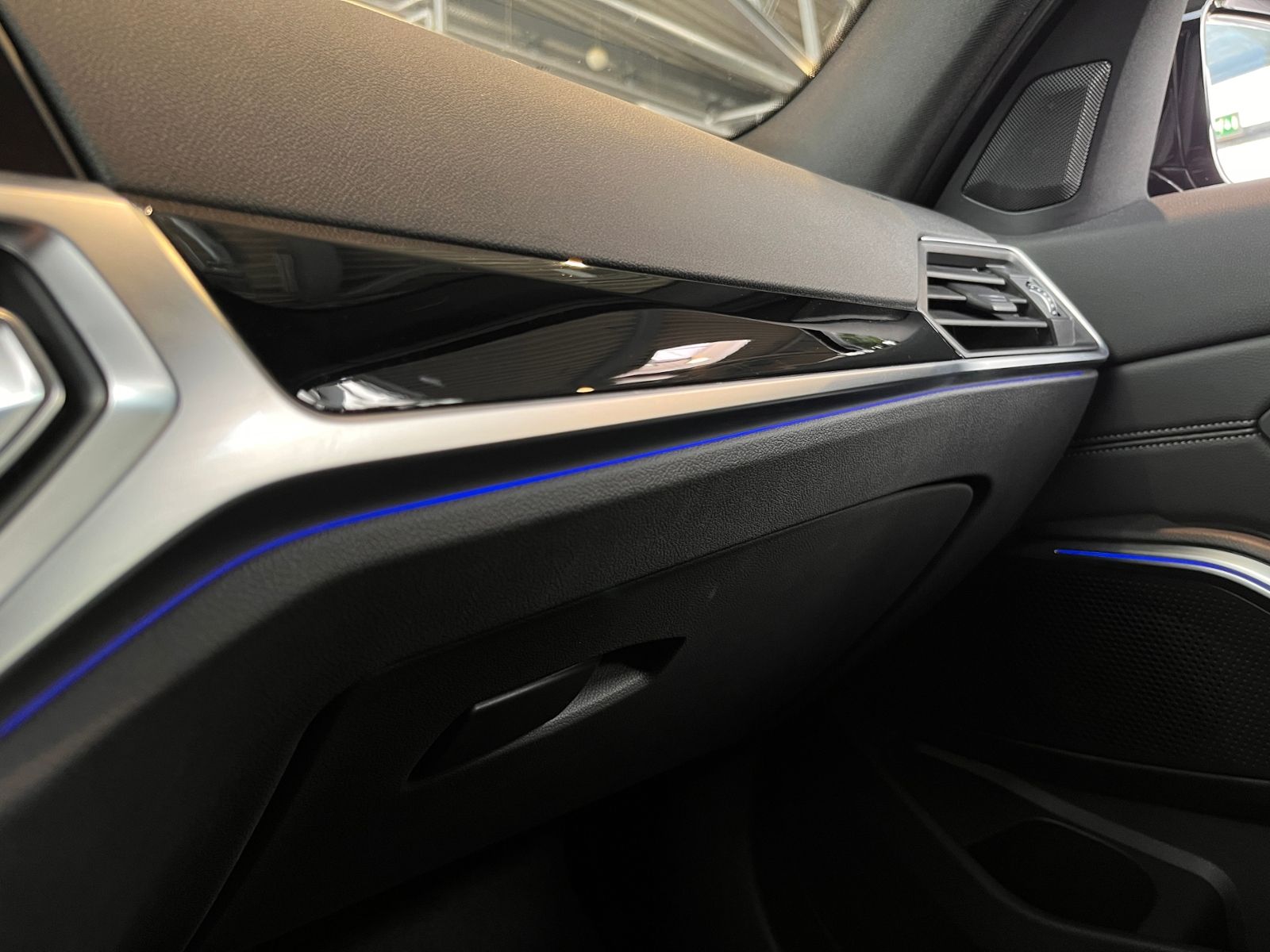 Fahrzeugabbildung BMW 320 i Sport Line Touring ACC LED NAVI ALU
