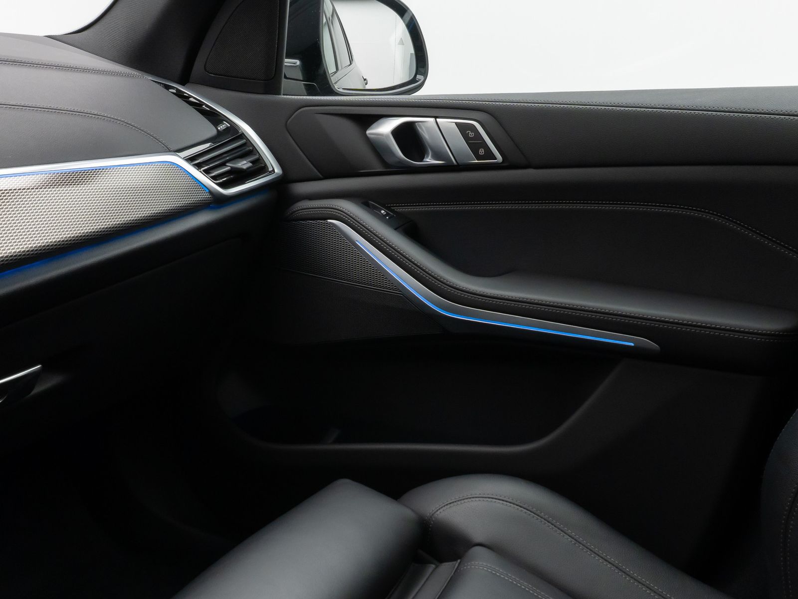 Fahrzeugabbildung BMW X5 xD45e M Sport Panorama 360° HUD DAB HiFi 21"