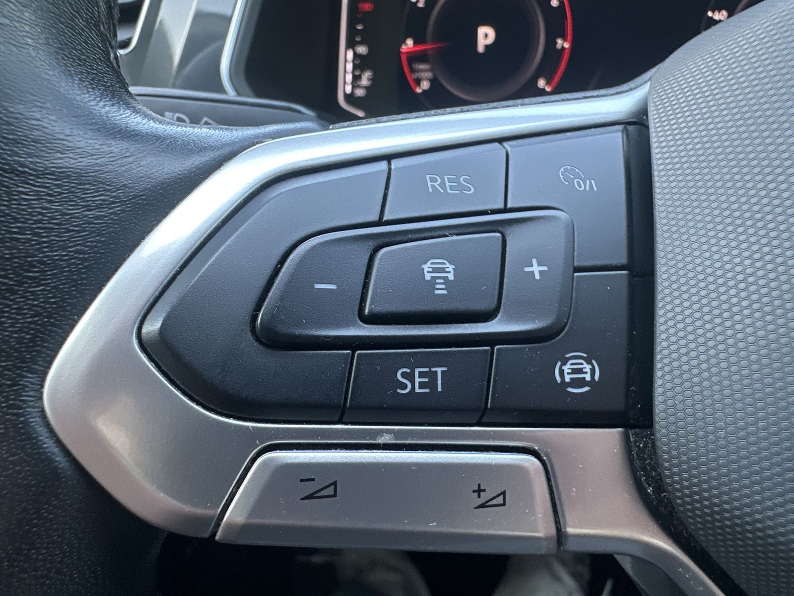 Fahrzeugabbildung Volkswagen Tiguan 1.5 TSI DSG Elegance NAV+MATRIX+ACC+AHK