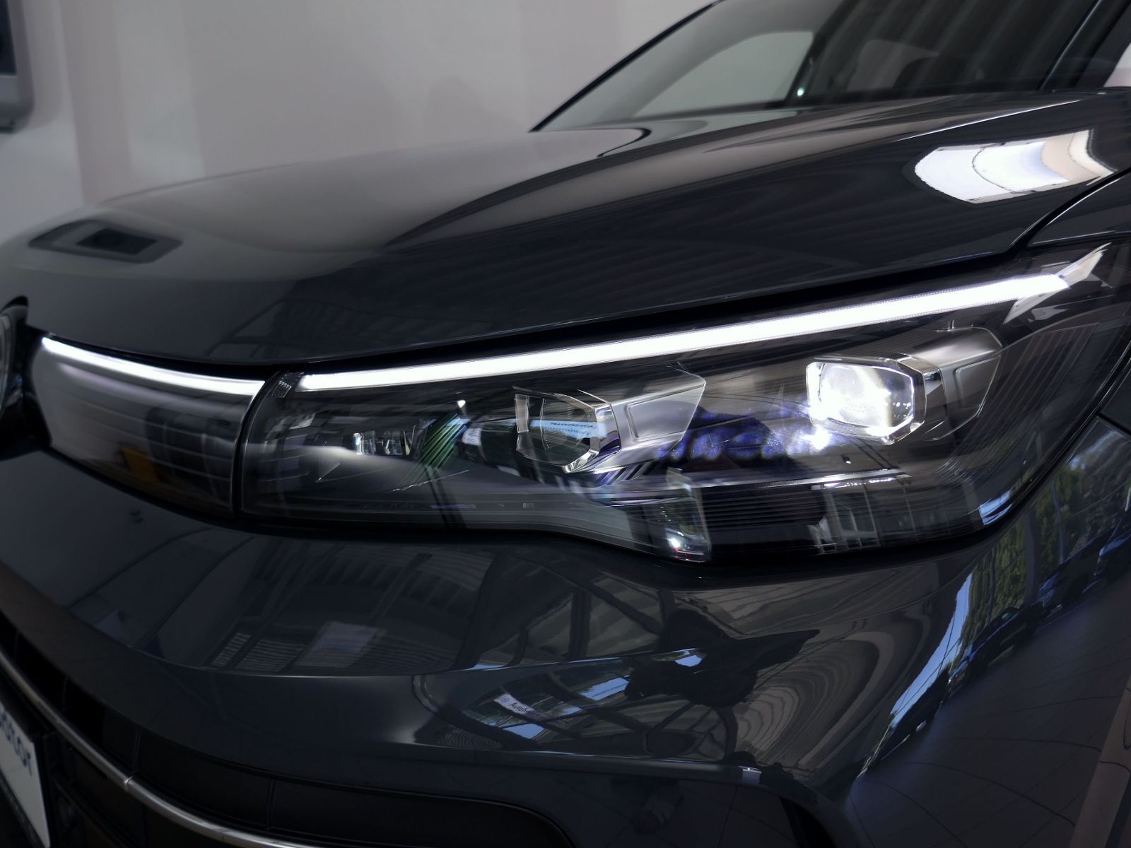 Fahrzeugabbildung Volkswagen Tiguan Life 2.0 TDI DSG | LED AHK RFK ACC