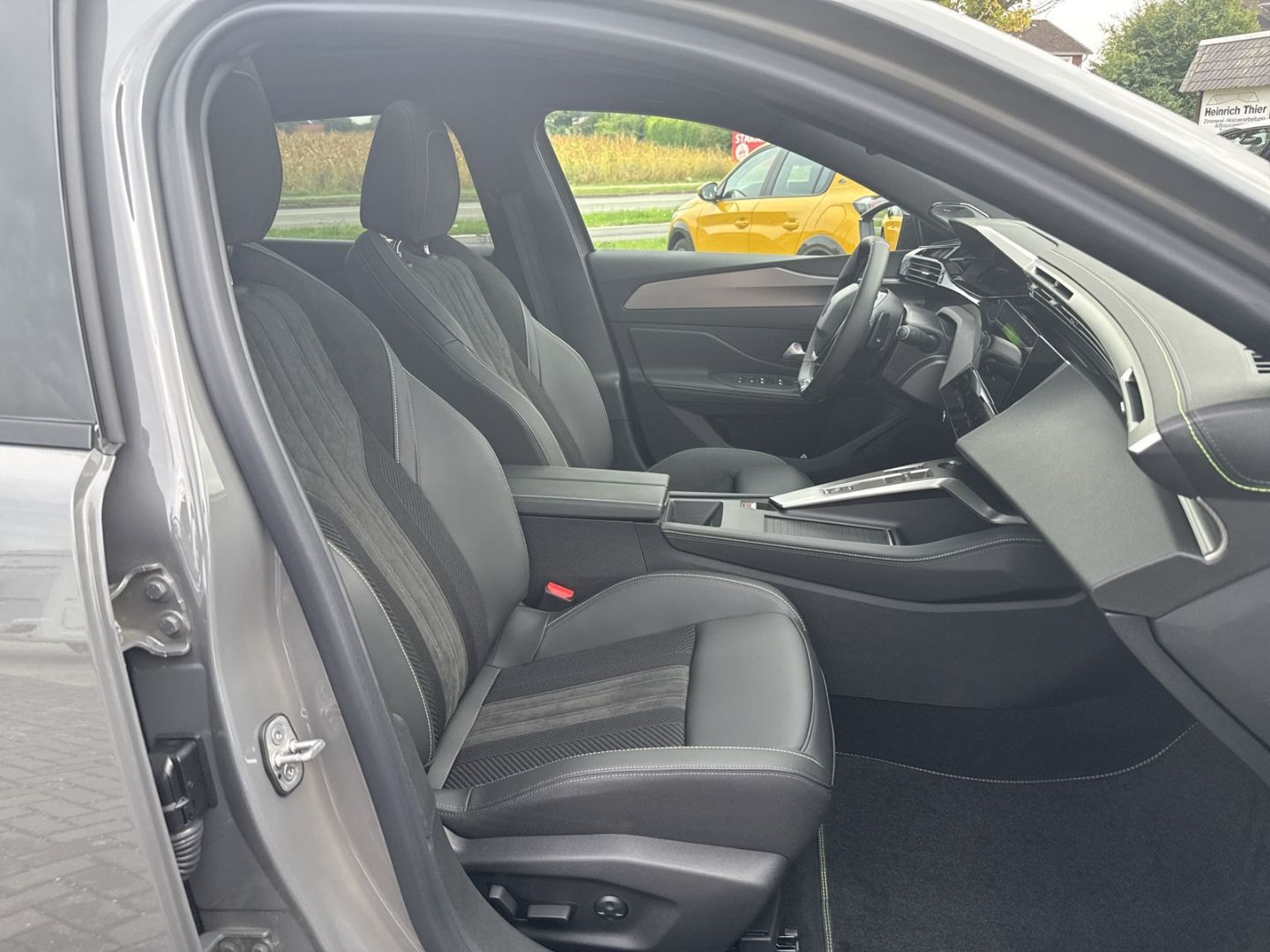 Fahrzeugabbildung Peugeot 408 GT HYBRID 145 e-DSC6 El. Panodach Navi ACC