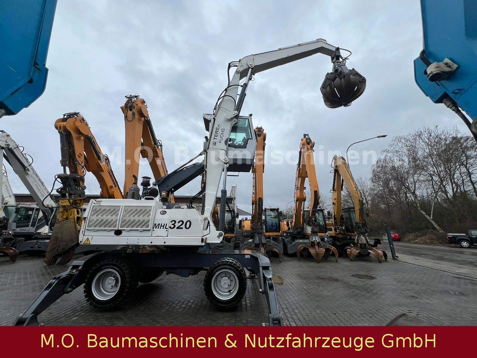 Fahrzeugabbildung Fuchs Terex MHL 320 / Polyp/ Liftkabine/