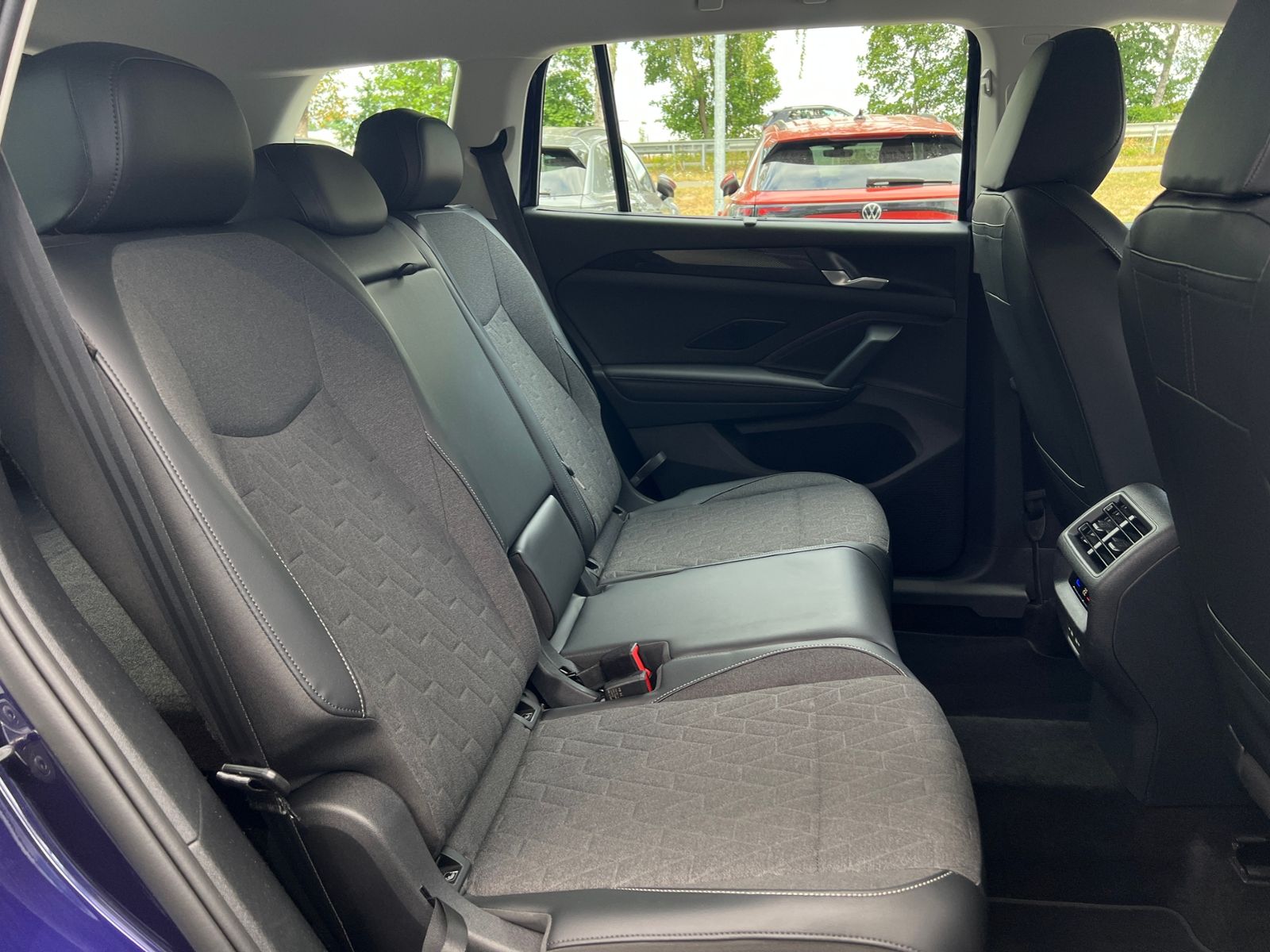 Fahrzeugabbildung Volkswagen Tayron Life 1.5 eTSI DSG *AHK,7-Sitzer,LED,ACC,K