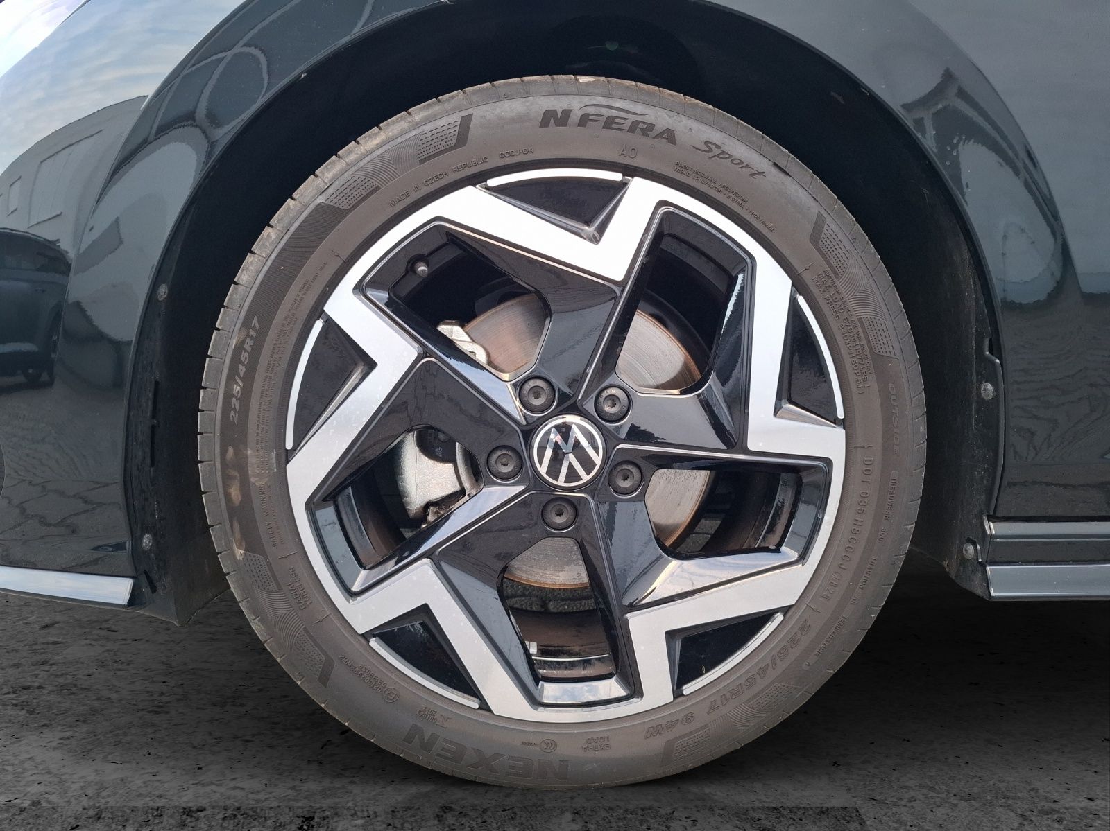 Fahrzeugabbildung Volkswagen Golf VIII Variant TSI R-Line Matrix Navi AID ACC