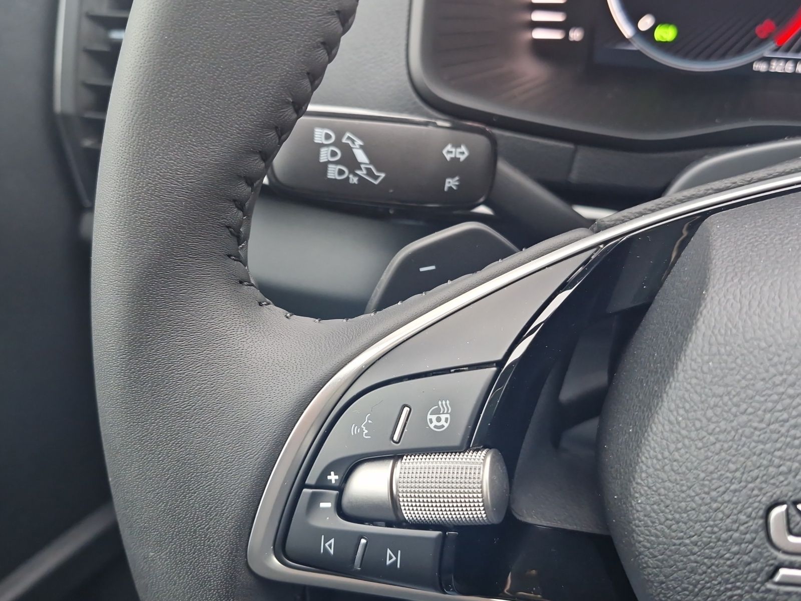 Fahrzeugabbildung SKODA Karoq Balance 1.5 TSI DSG AHZ RFK ACC