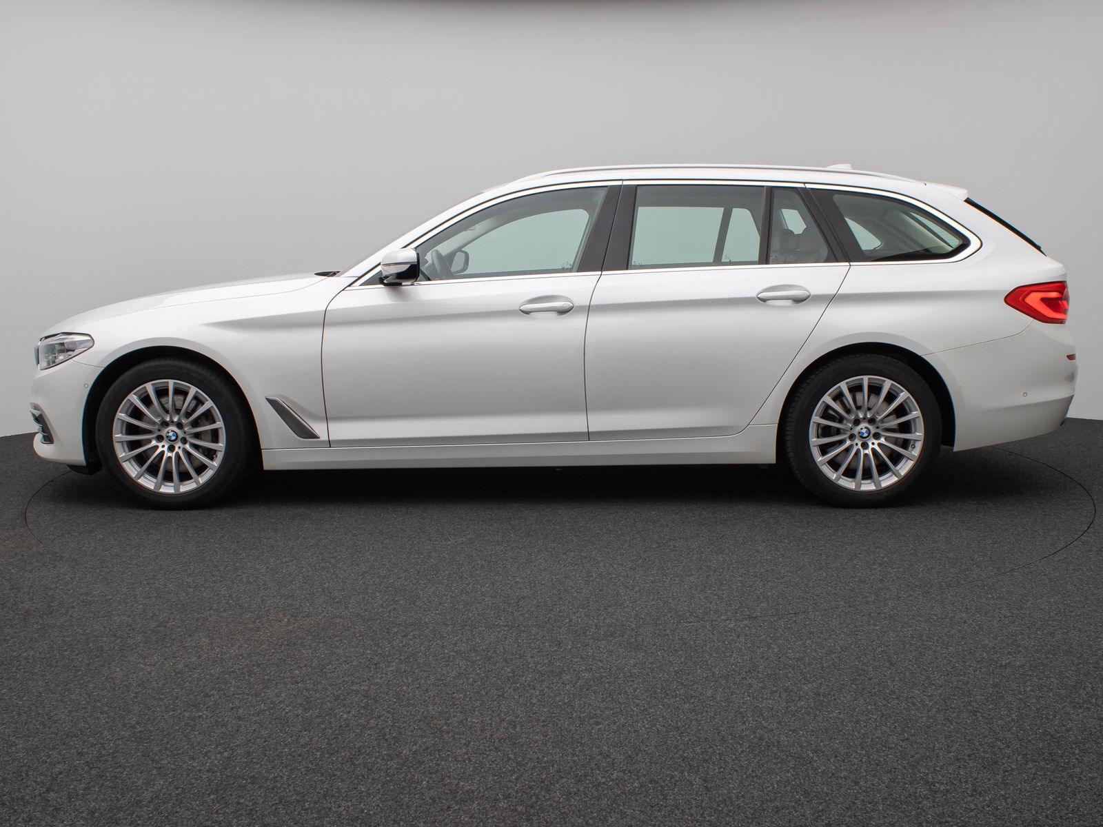 Fahrzeugabbildung BMW 530d xD Luxury Line Panorama Kamera HUD DAB HiFi
