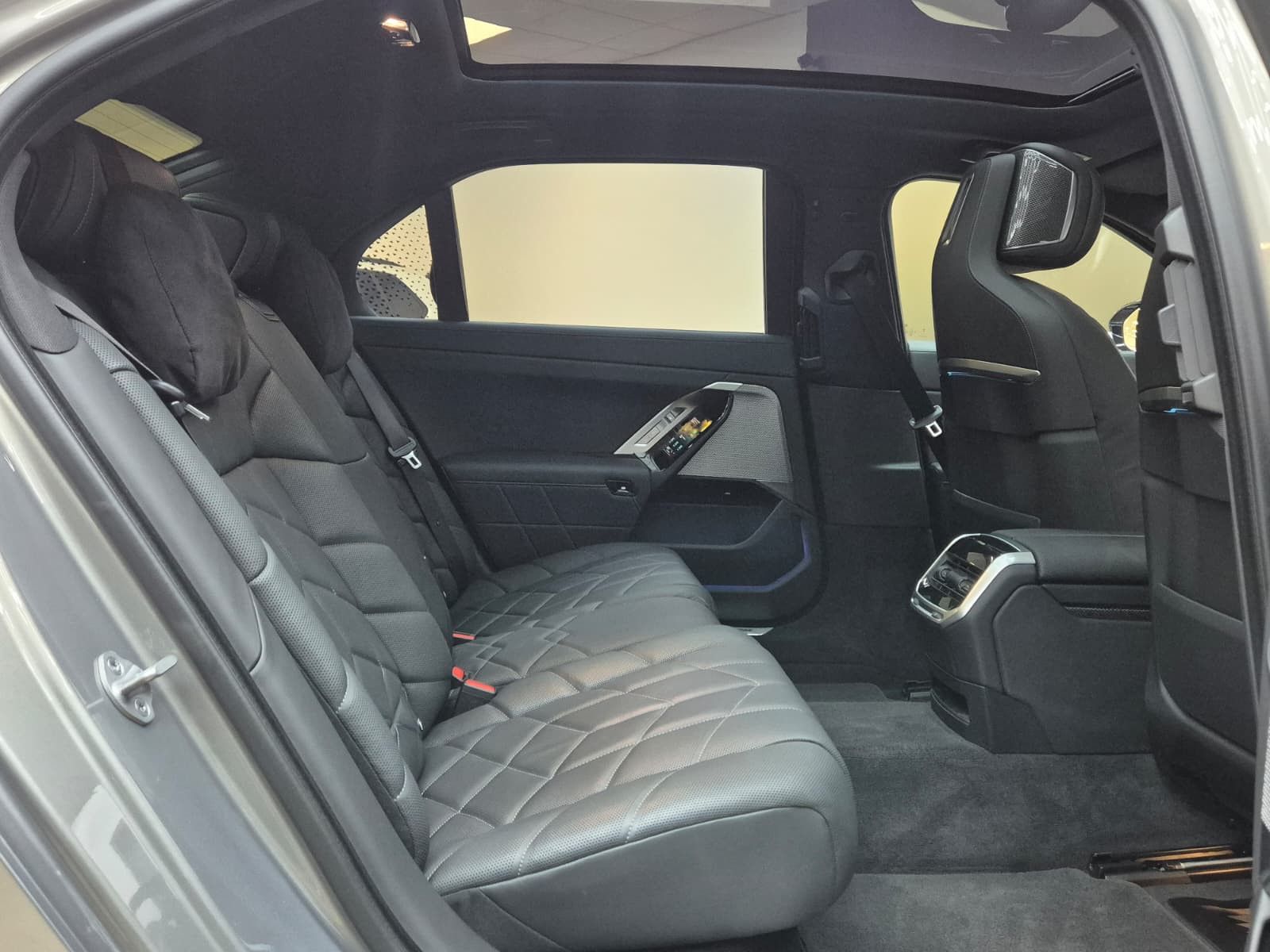 Fahrzeugabbildung BMW M760 e xD M PAKET+PANO+HEAD+SOFT+MEMO+B&W+360°+