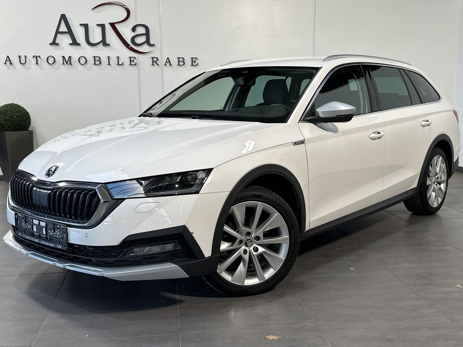 Fahrzeugabbildung SKODA Octavia Combi Scout 4x4 NAV+LED+AHK+HEAD-UP+18ZO