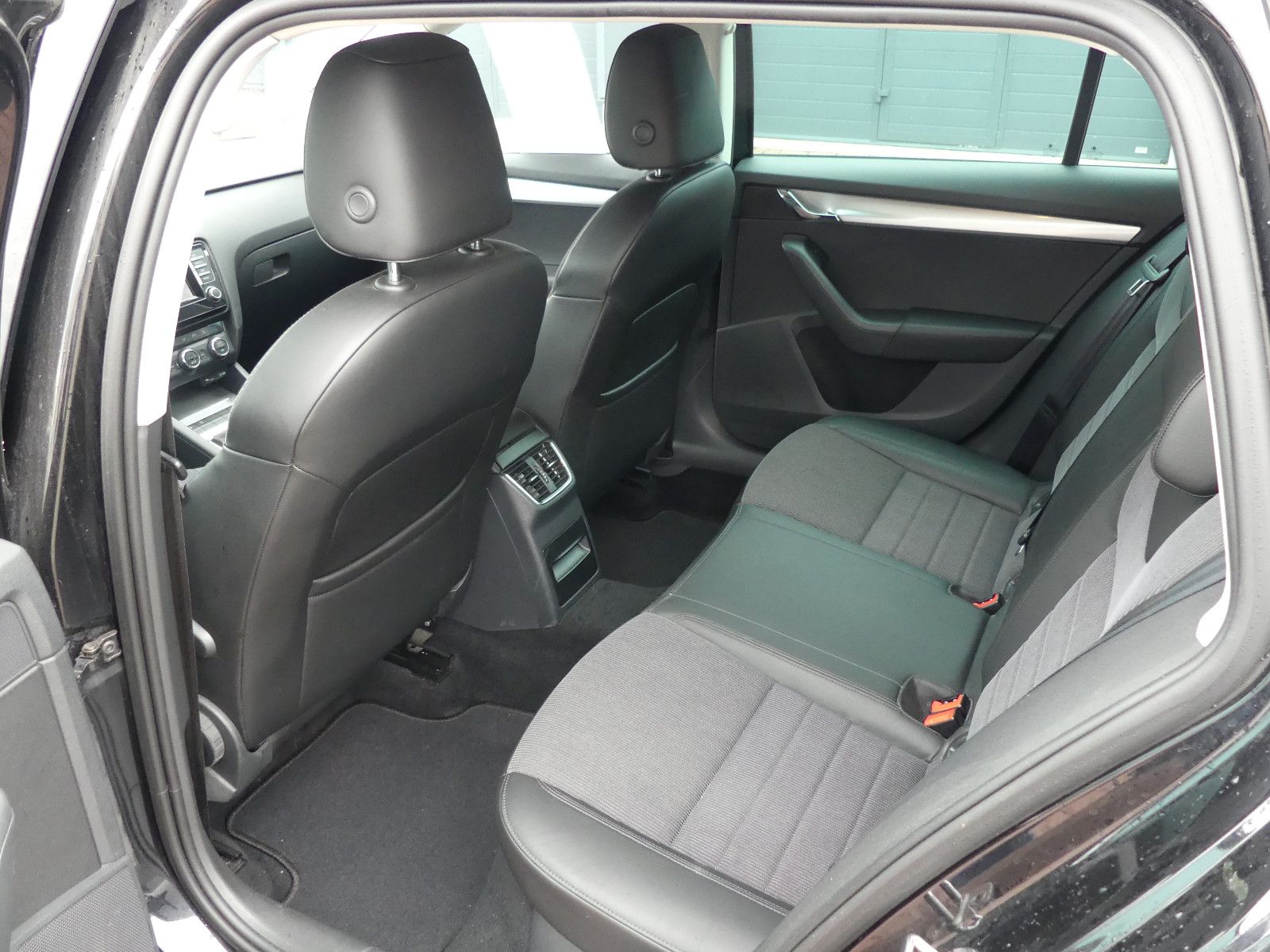 Fahrzeugabbildung SKODA Octavia Combi Elegance 1,4 TSI