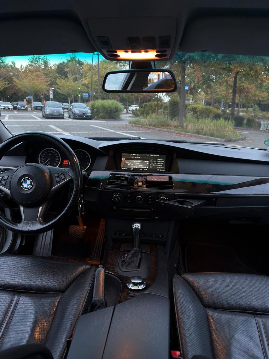BMW 530 2004 — interior