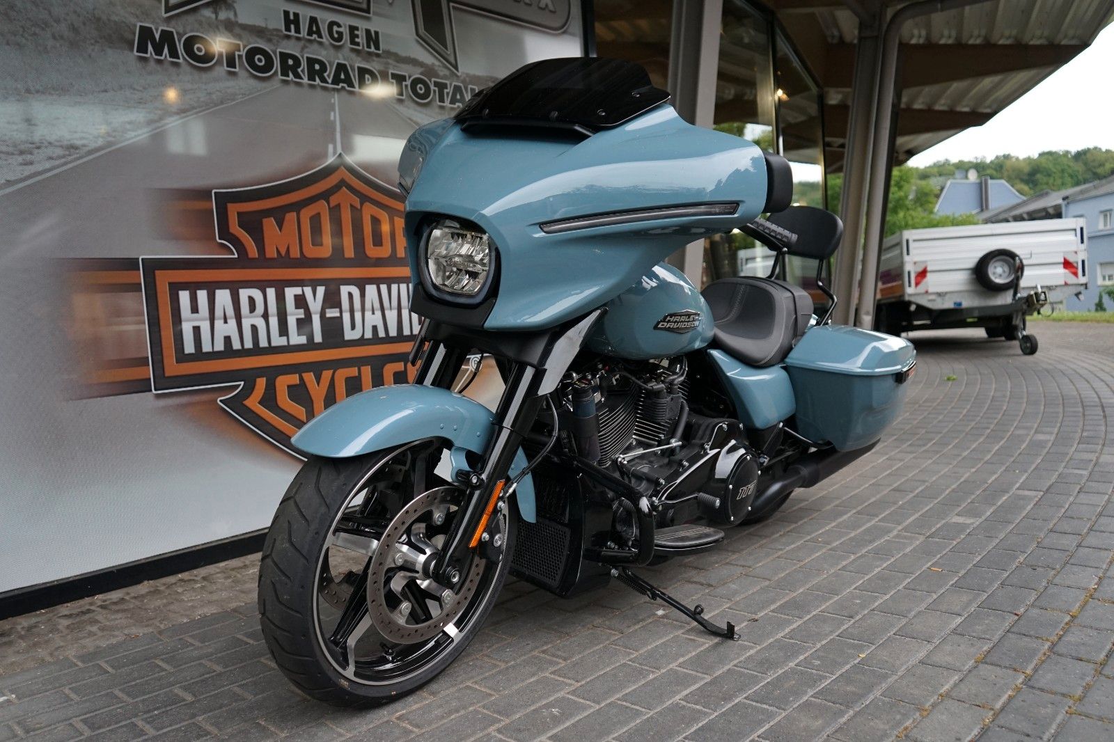 Fahrzeugabbildung Harley-Davidson Street Glide FLHX Black Finish mit Sissy Bar