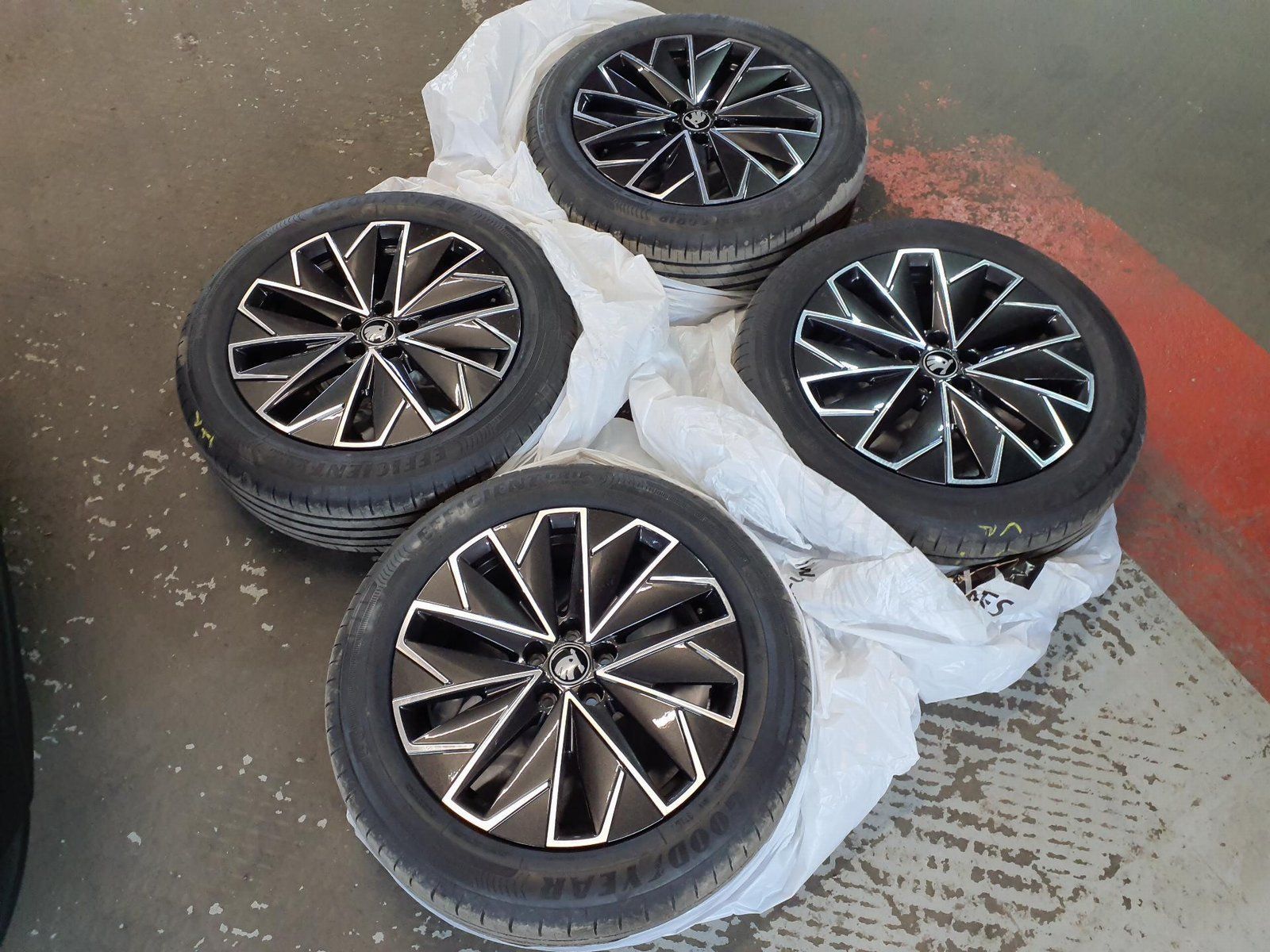 Fahrzeugabbildung SKODA Kamiq 1.5 TSI Tour DSG/KAMERA/AHK/ACC/VIRTUAL/