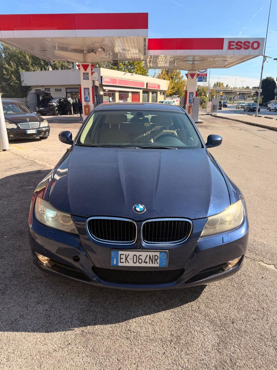 BMW 318 2011 — салон