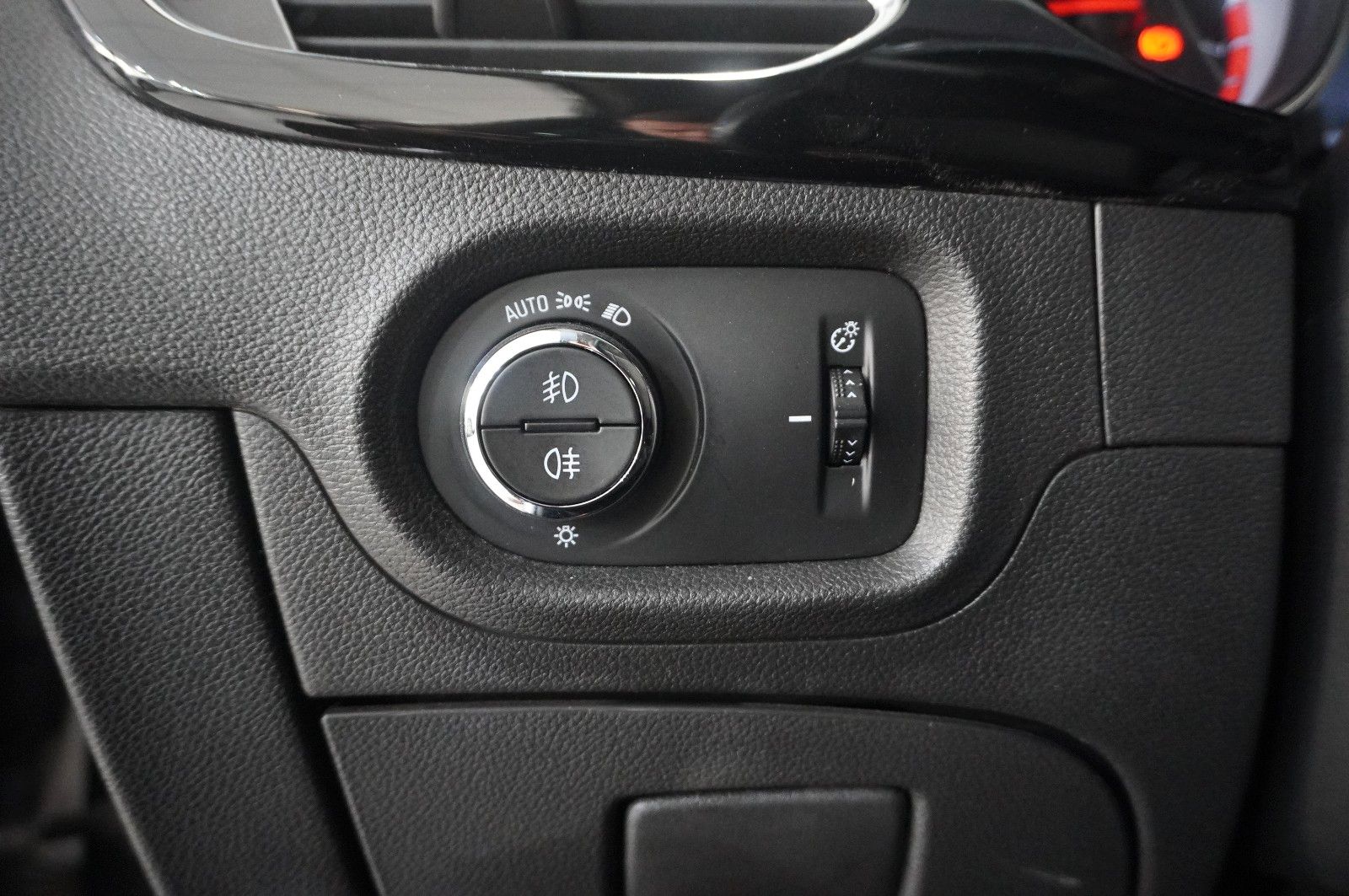 Fahrzeugabbildung Opel Astra K Lim. 1.4T INNOV. NAVI/LED/KAMERA/SH/TEMP