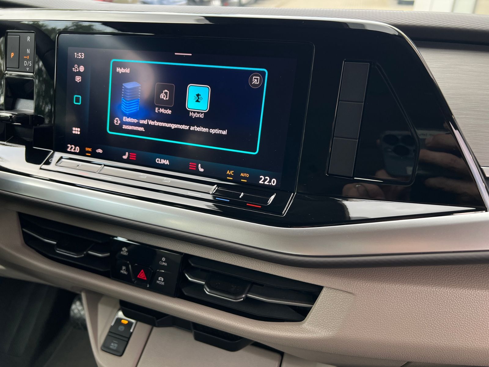 Fahrzeugabbildung Volkswagen Multivan T7 Life 1.5 TSI eHybrid 4MOTION DSG *AH