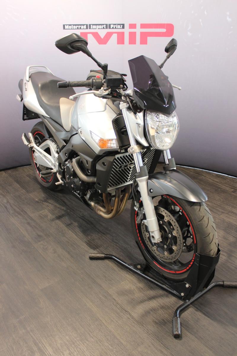 Suzuki GSR 600 ---GPR---