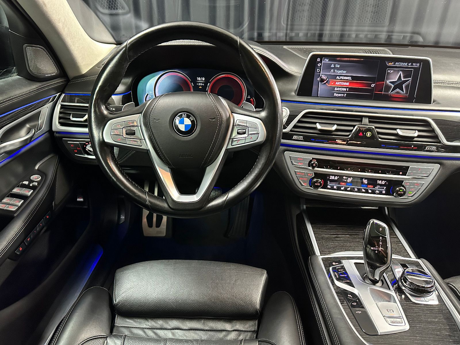 Fahrzeugabbildung BMW 750d*M-PAKET*REMOTE-PARK*MASSAGE*STANDHEIZ*VOLL