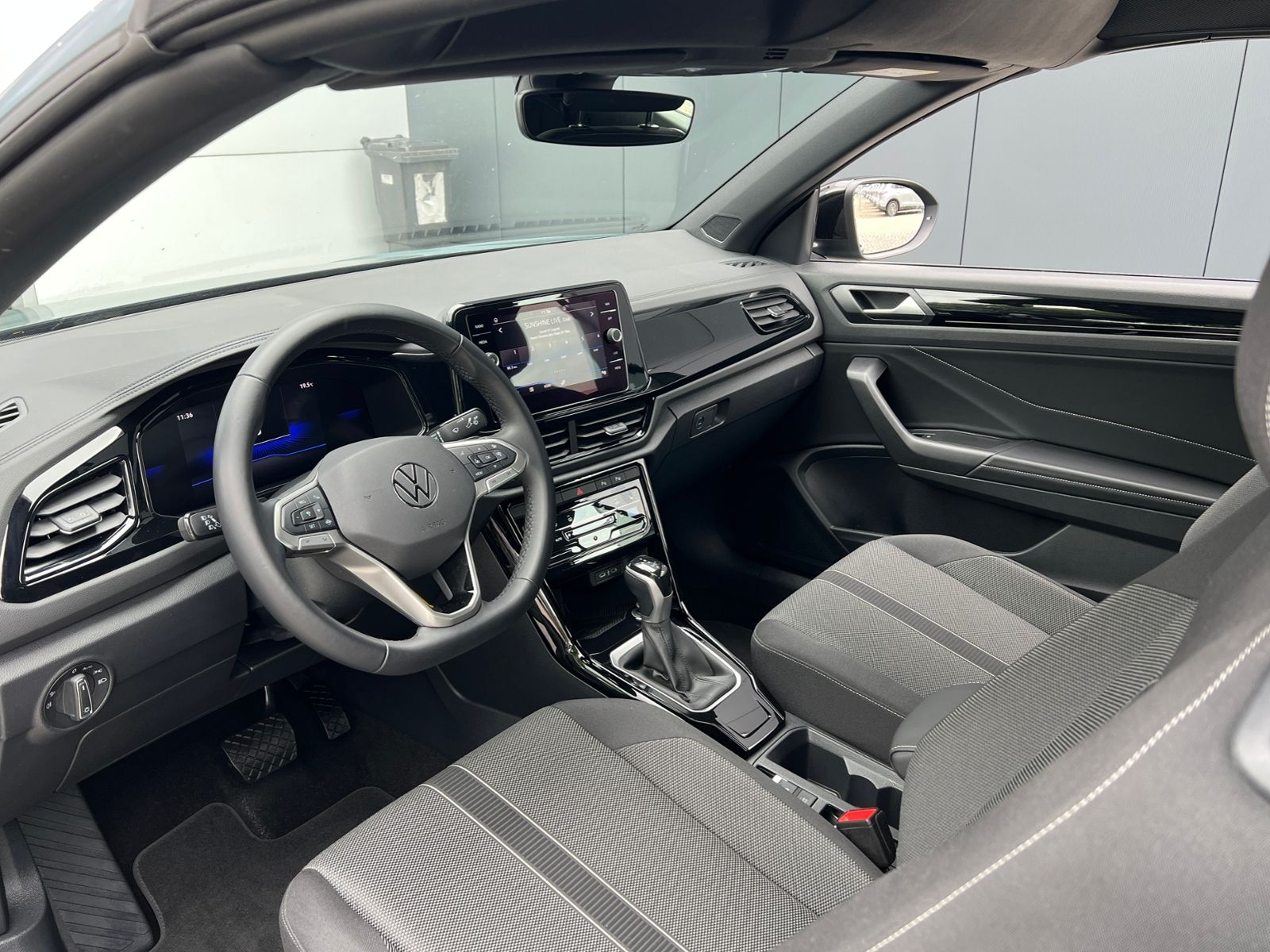 Fahrzeugabbildung Volkswagen T-Roc Cabriolet 1.5 TSI DSG *AHK, LED, Black Sty